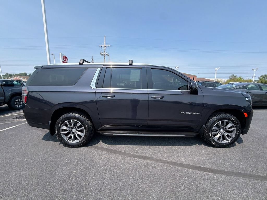 Used 2022 Chevrolet Suburban LT w/ Luxury Package AWD/4WD image 9