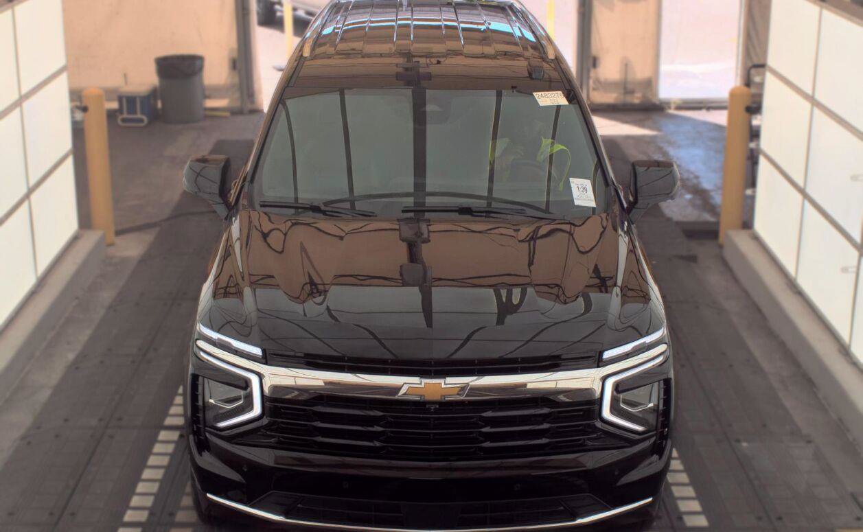 Used 2025 Chevrolet Suburban LS RWD image 19