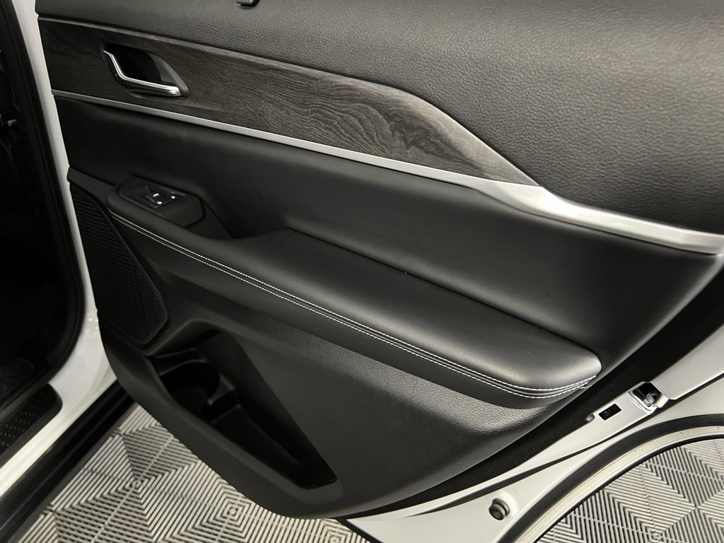 Certified 2024 Jeep Grand Cherokee L Limited w/ Luxury Tech Group II image 32