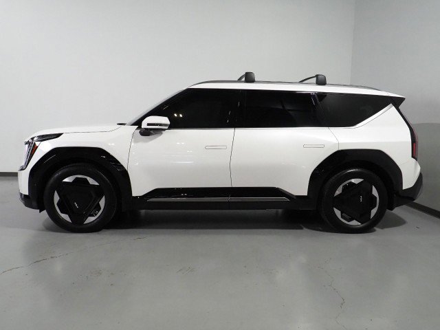 Used 2024 Kia EV9 Land image 9