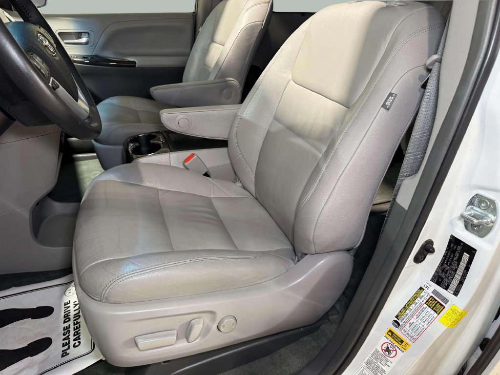 Used 2017 Toyota Sienna XLE w/ XLE Navigation Package AWD/4WD image 5