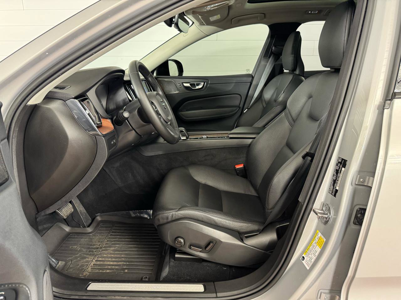 Used 2023 Volvo XC60 T8 Plus w/ Climate Package image 13