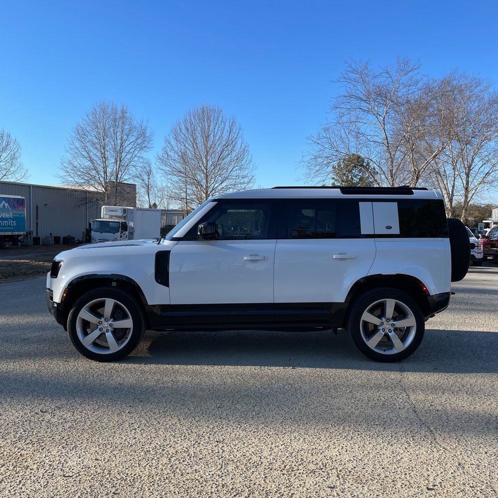 Used 2024 Land Rover Defender 110 X-Dynamic SE image 3