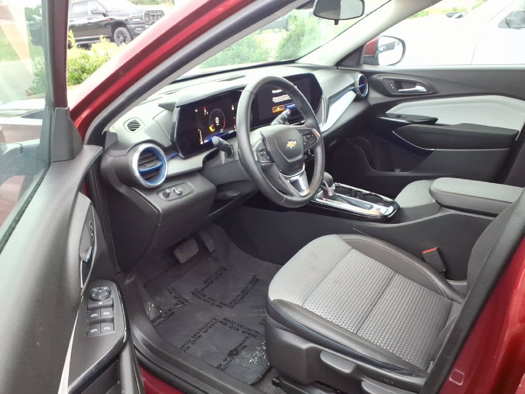 Used 2025 Chevrolet Trax LT w/ LT Convenience Package FWD image 10