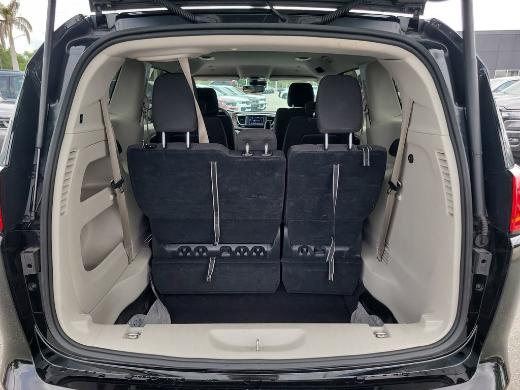 Used 2024 Chrysler Voyager LX image 7