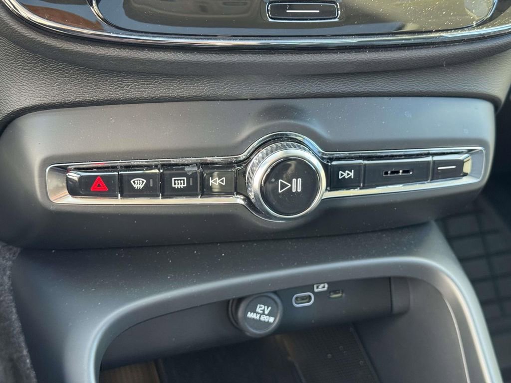 Certified 2026 Volvo XC40 B5 Plus w/ Protection Package Premier image 28