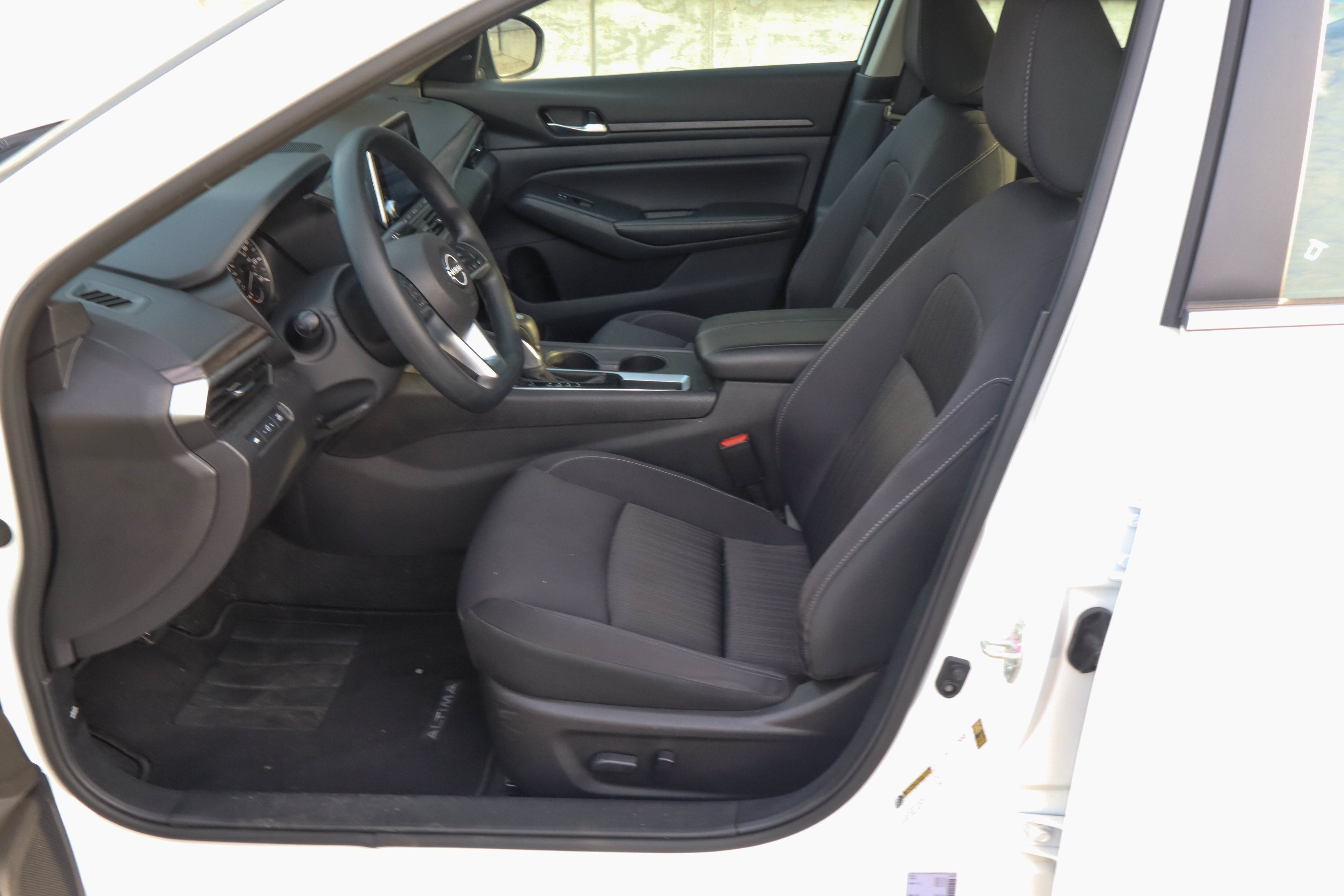 Used 2025 Nissan Altima 2.5 SV FWD image 7
