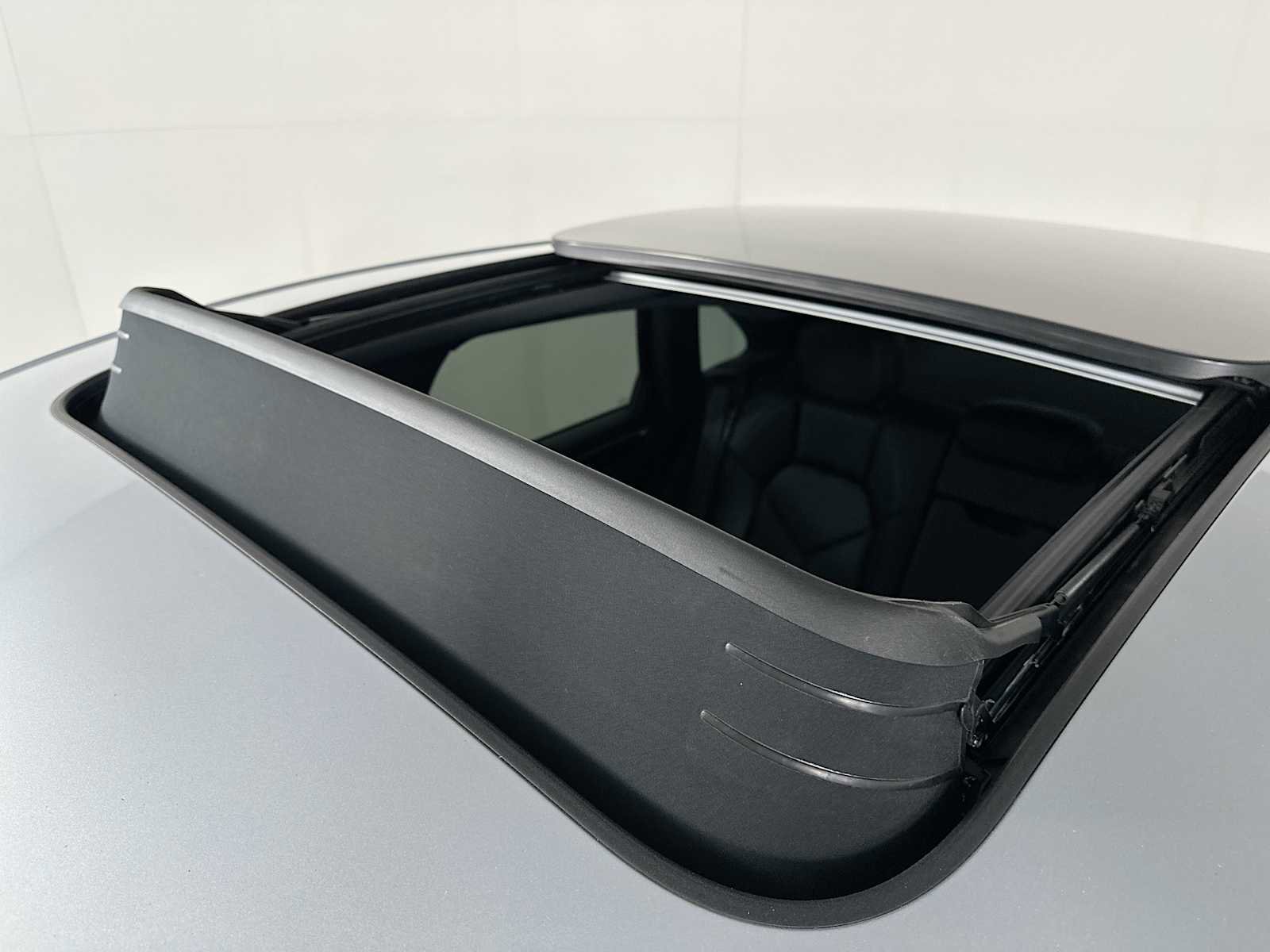 Certified 2025 Porsche Macan image 19