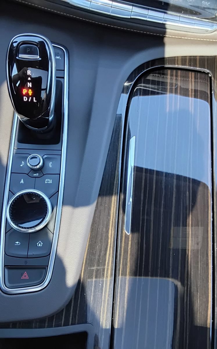 Used 2021 Cadillac Escalade Premium Luxury AWD/4WD image 19