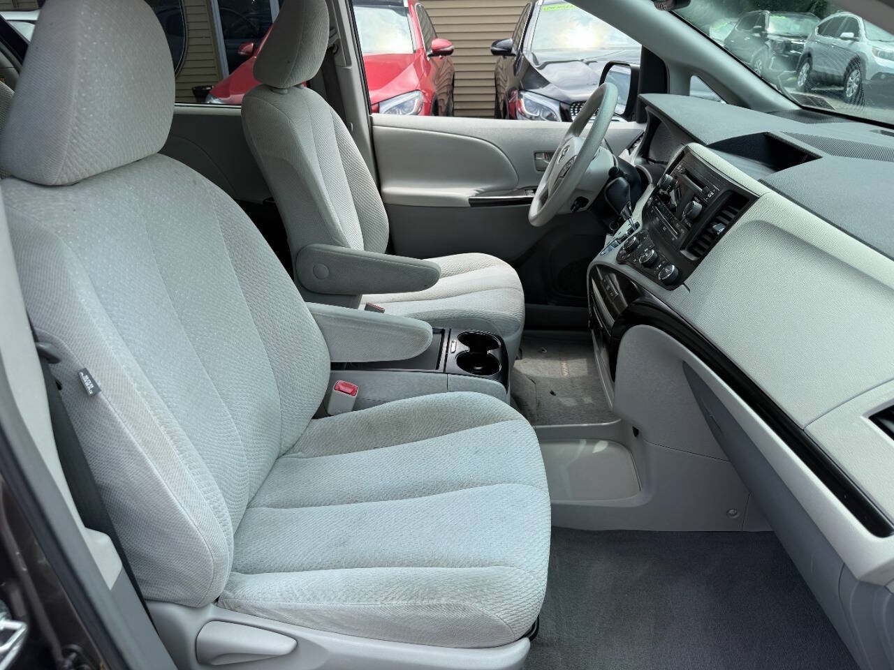 Used 2011 Toyota Sienna LE FWD image 32
