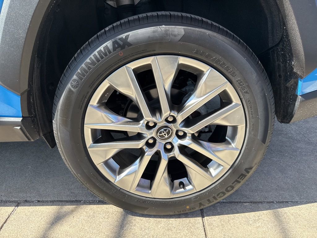 Used 2020 Toyota RAV4 XLE Premium image 34