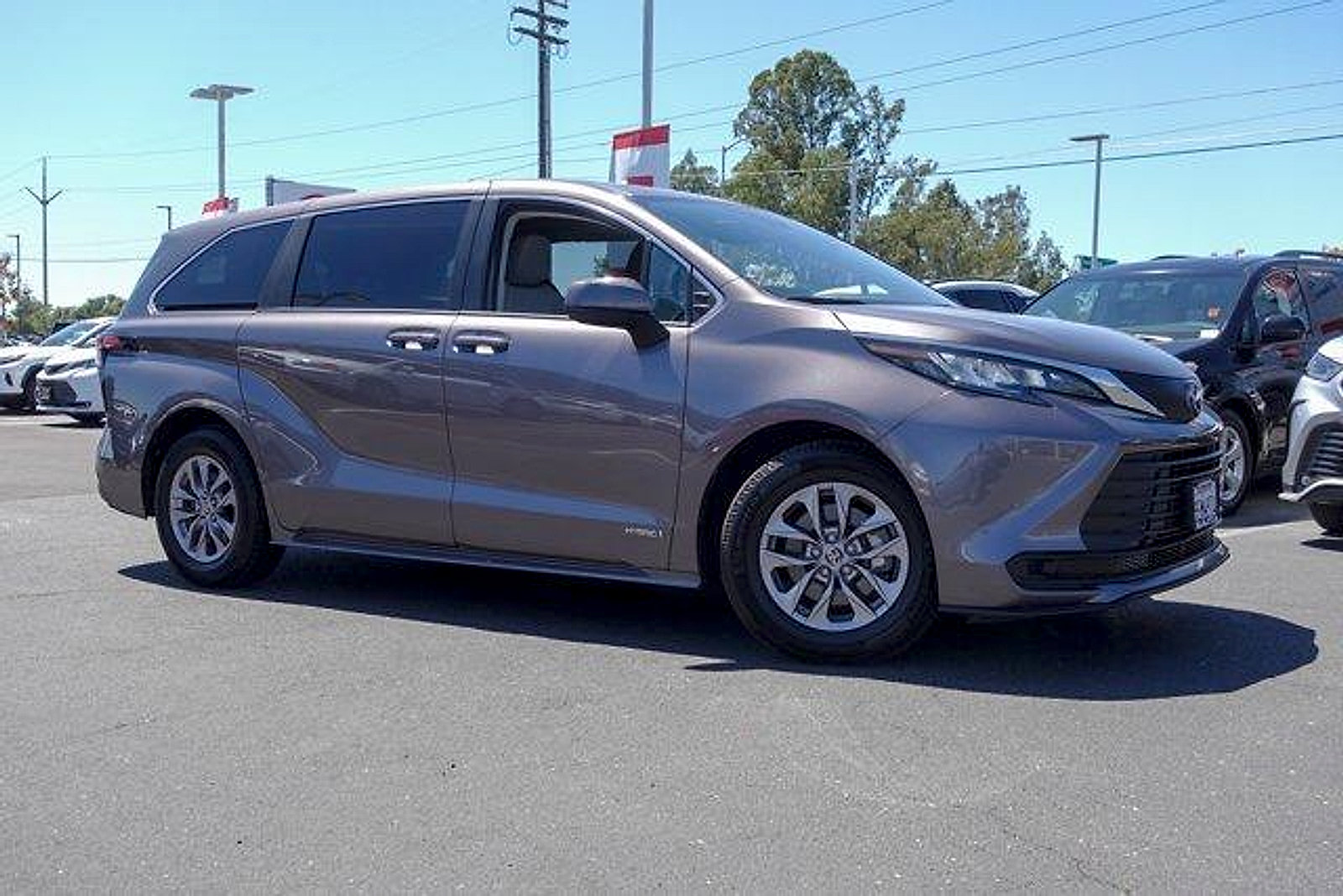 Certified 2021 Toyota Sienna LE FWD image 4