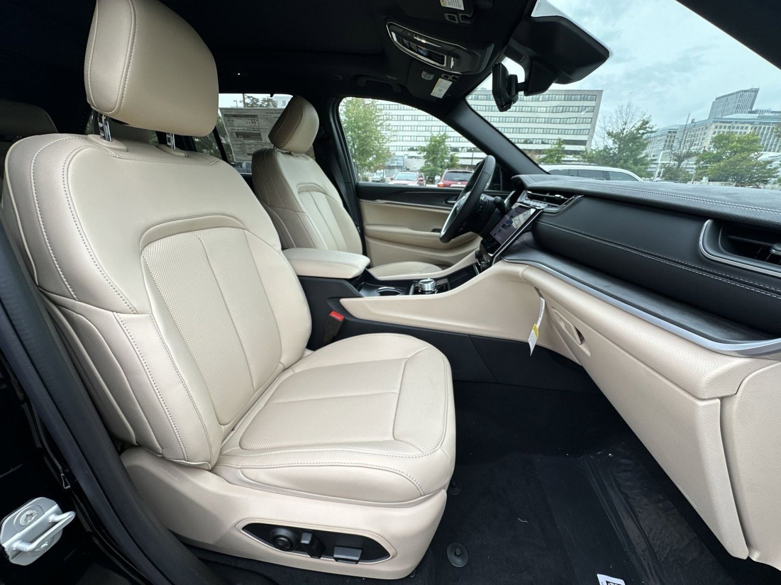 New 2025 Jeep Grand Cherokee Limited w/ Luxury Tech Group II image 27