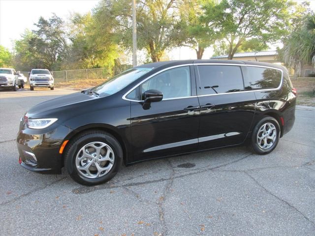 Used 2024 Chrysler Pacifica Limited image 4