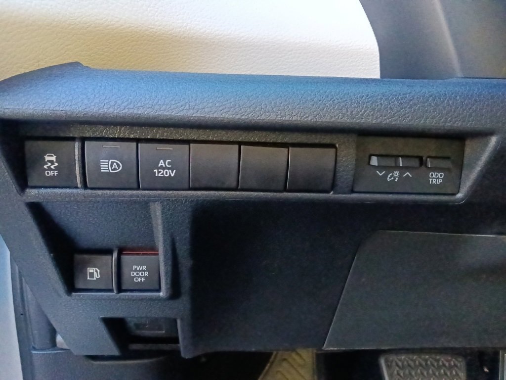 Used 2022 Toyota Sienna Limited image 17