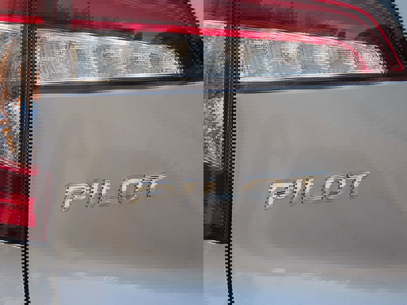 Used 2020 Honda Pilot Touring image 13