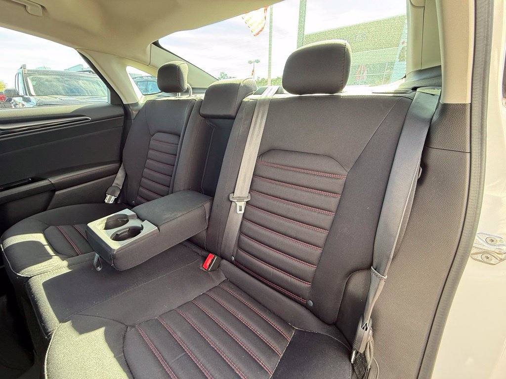Used 2015 Ford Fusion SE w/ Equipment Group 201A FWD image 16