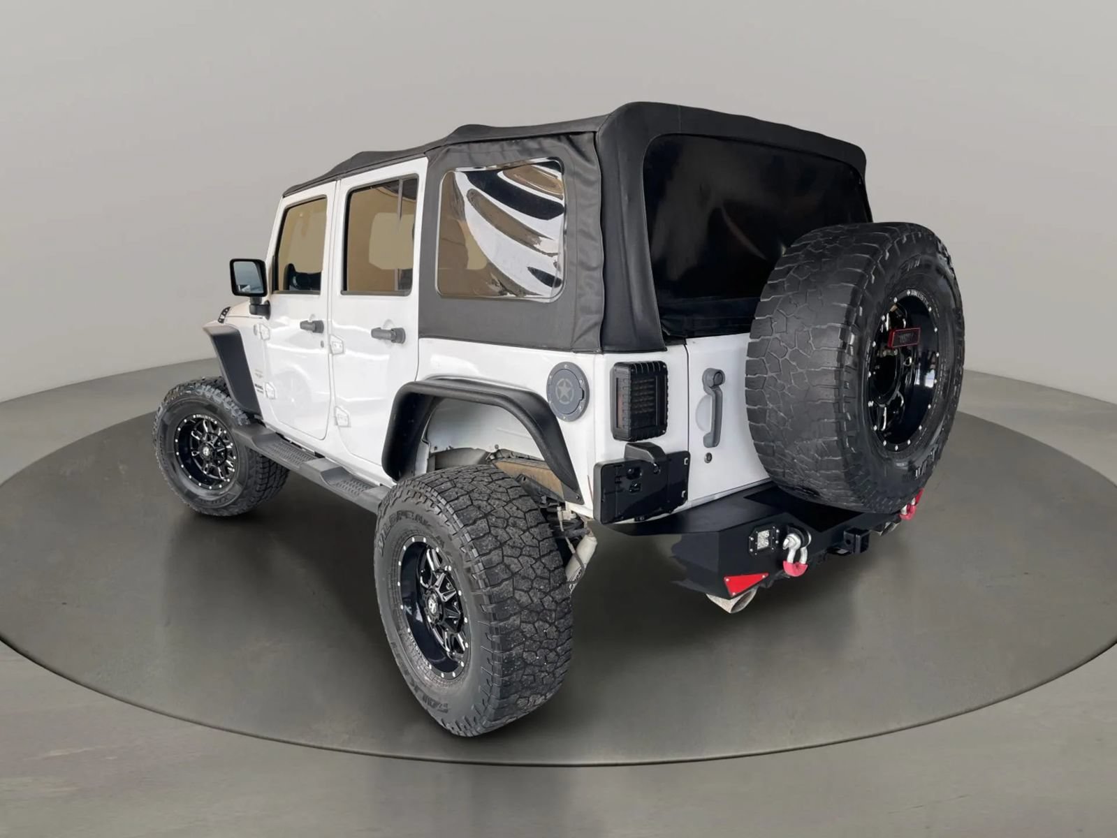 Used 2011 Jeep Wrangler Unlimited Sahara w/ Connectivity Group AWD/4WD image 3