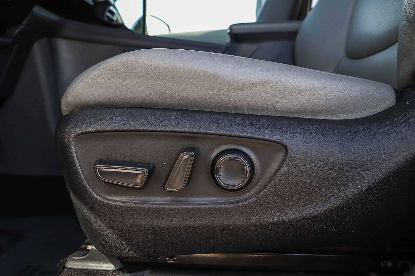 Used 2022 Toyota Sienna XLE image 28