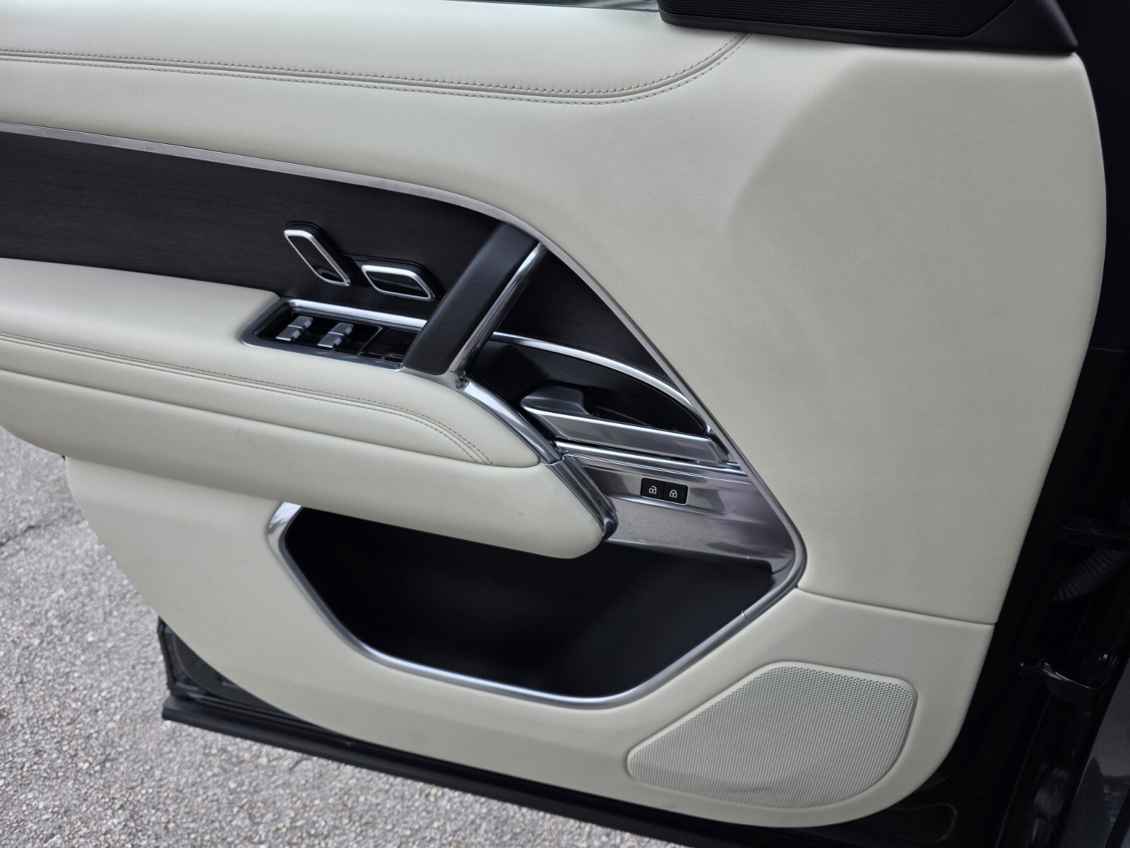 Certified 2023 Land Rover Range Rover SE image 23