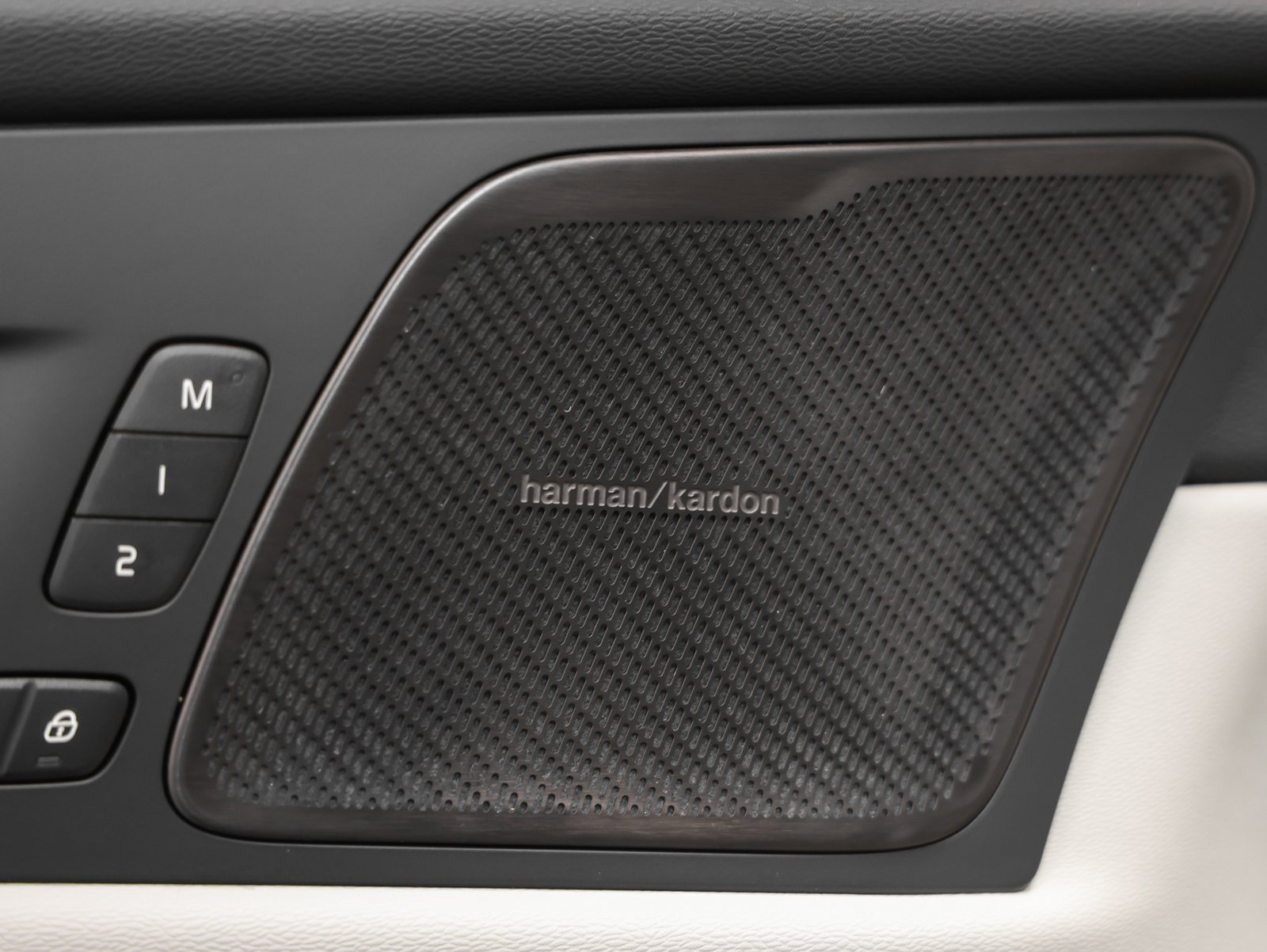 Used 2025 Volvo XC60 B5 Plus w/ Protection Package Premier image 45