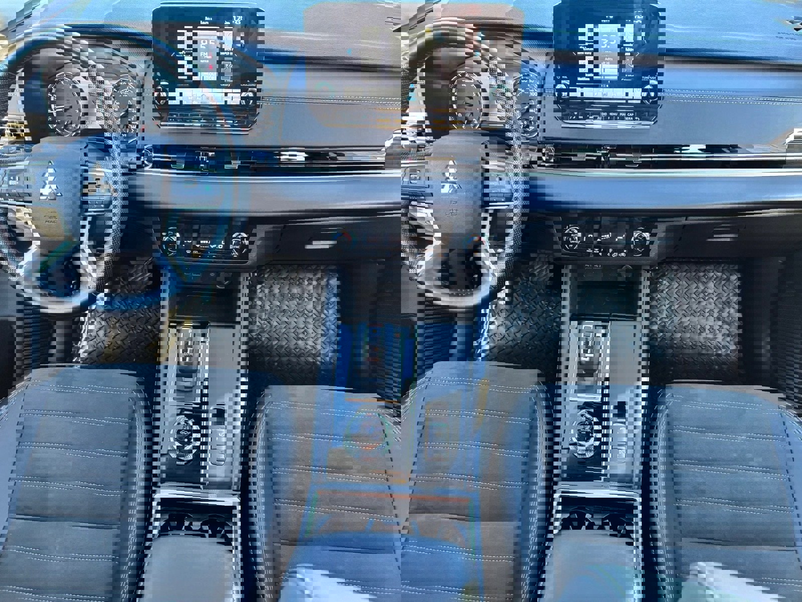 Used 2024 Mitsubishi Outlander SE image 16