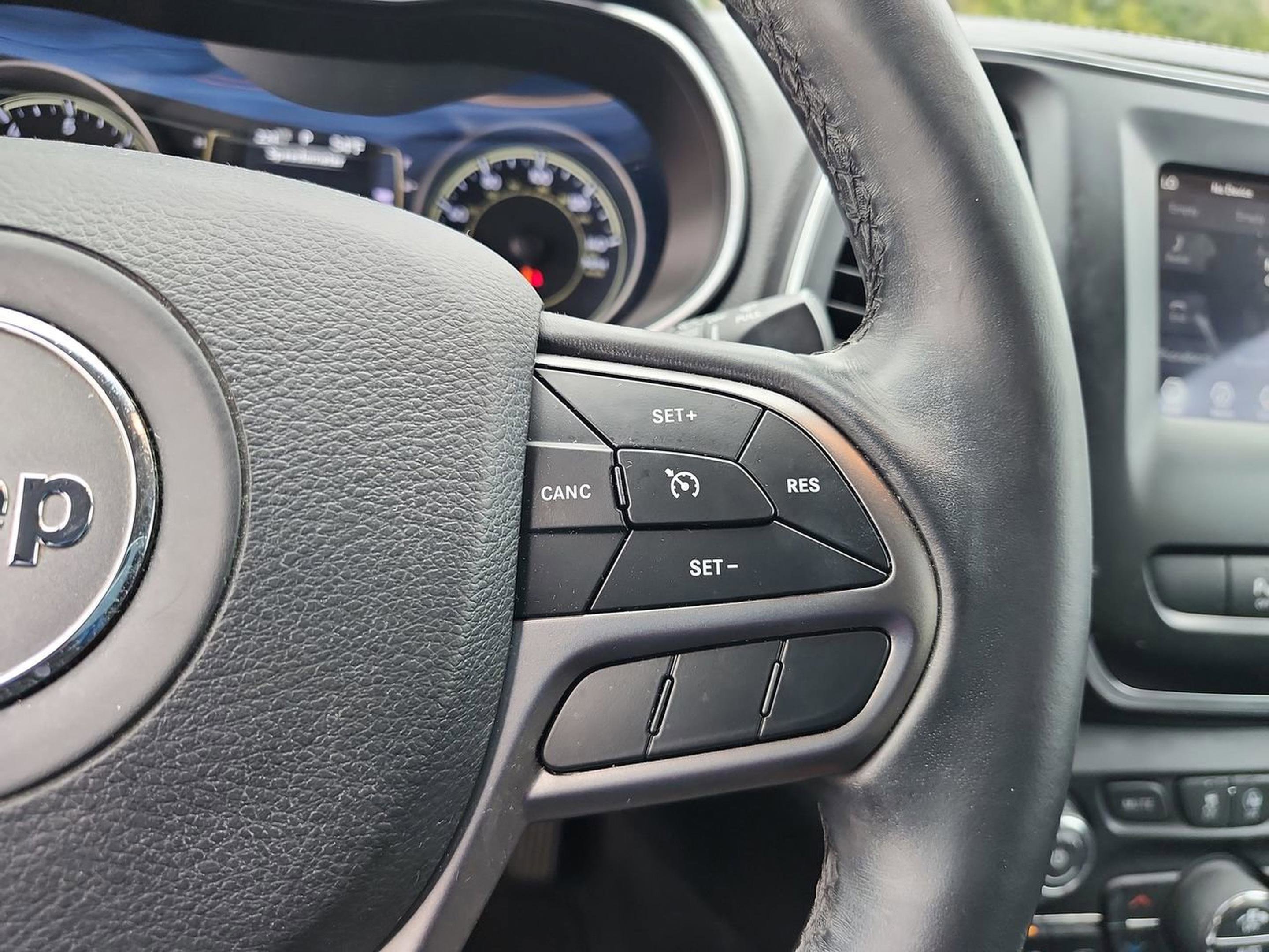 Used 2020 Jeep Cherokee Latitude Plus w/ Comfort/Convenience Group image 32