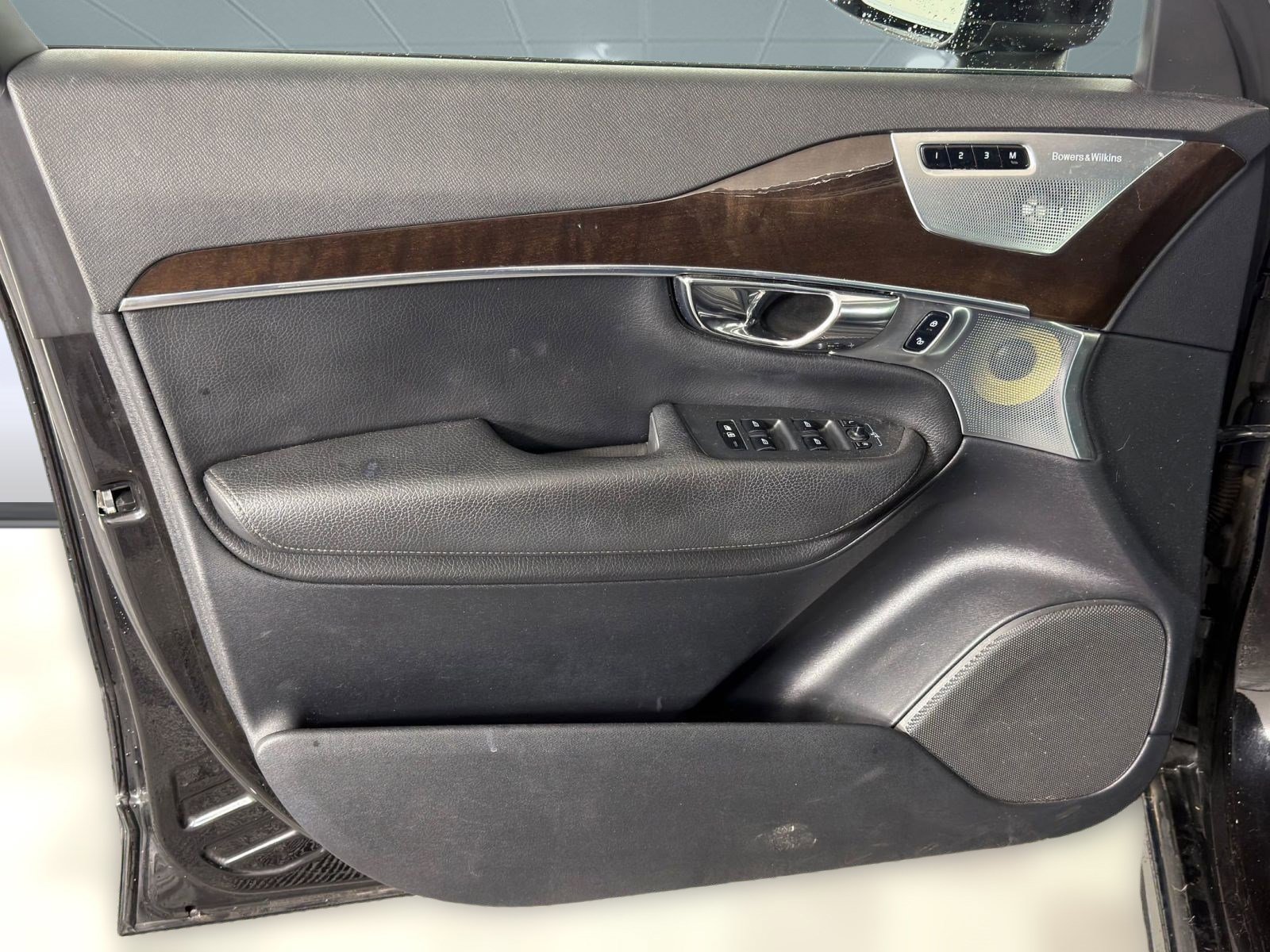 Used 2016 Volvo XC90 T6 Momentum w/ Momentum Plus Package image 12