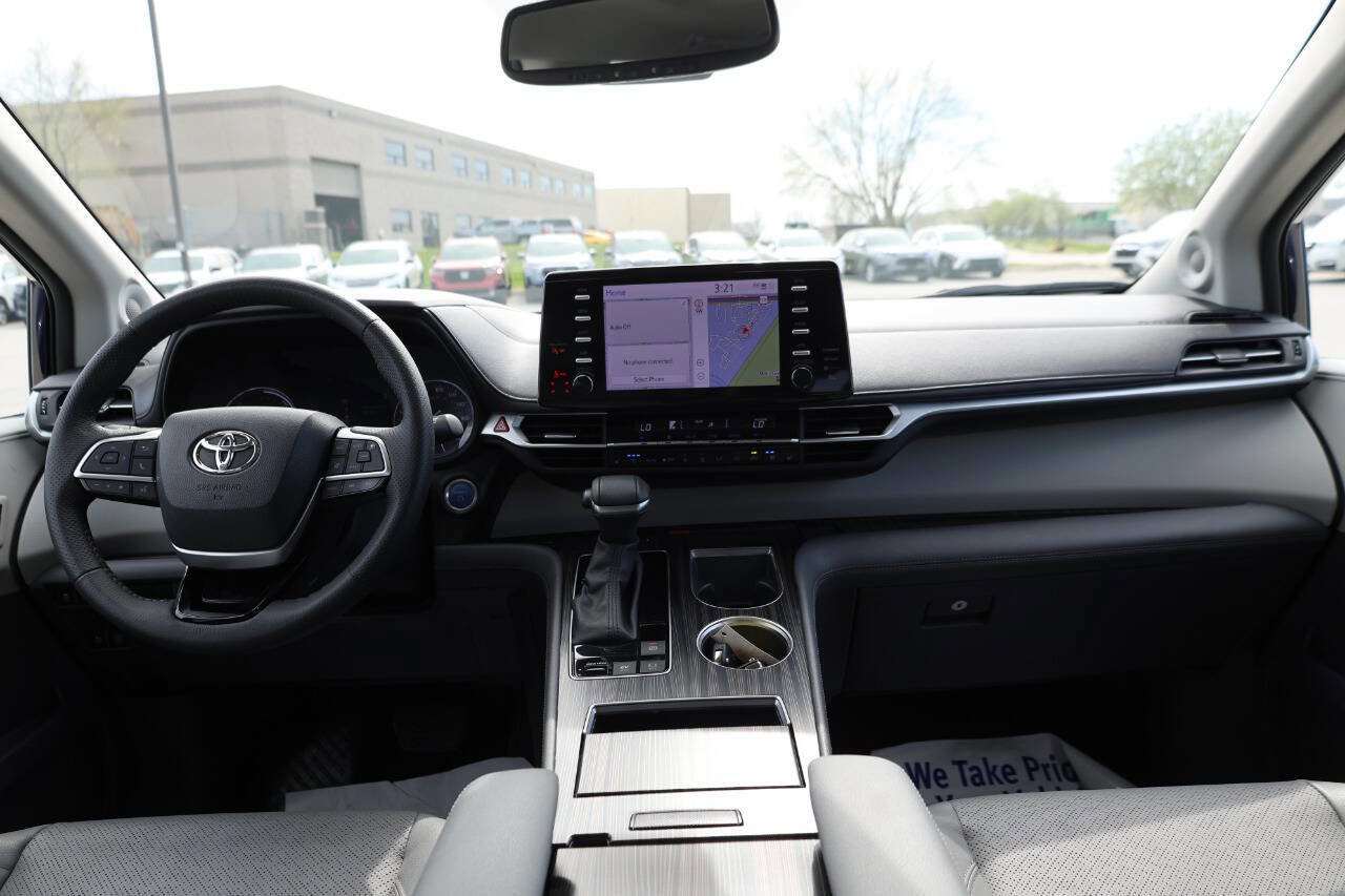Used 2023 Toyota Sienna Limited AWD/4WD image 14