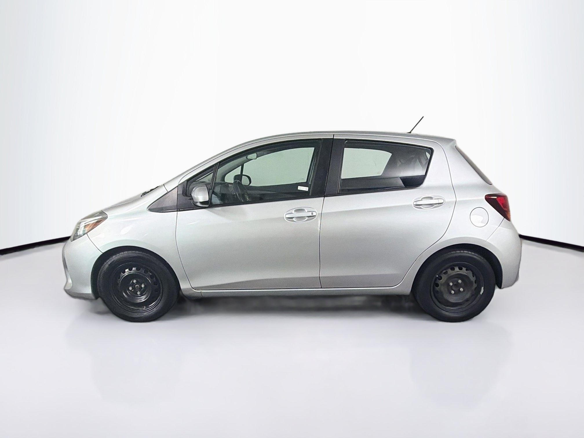 Used 2017 Toyota Yaris L w/ Carpet Mat Package FWD image 4