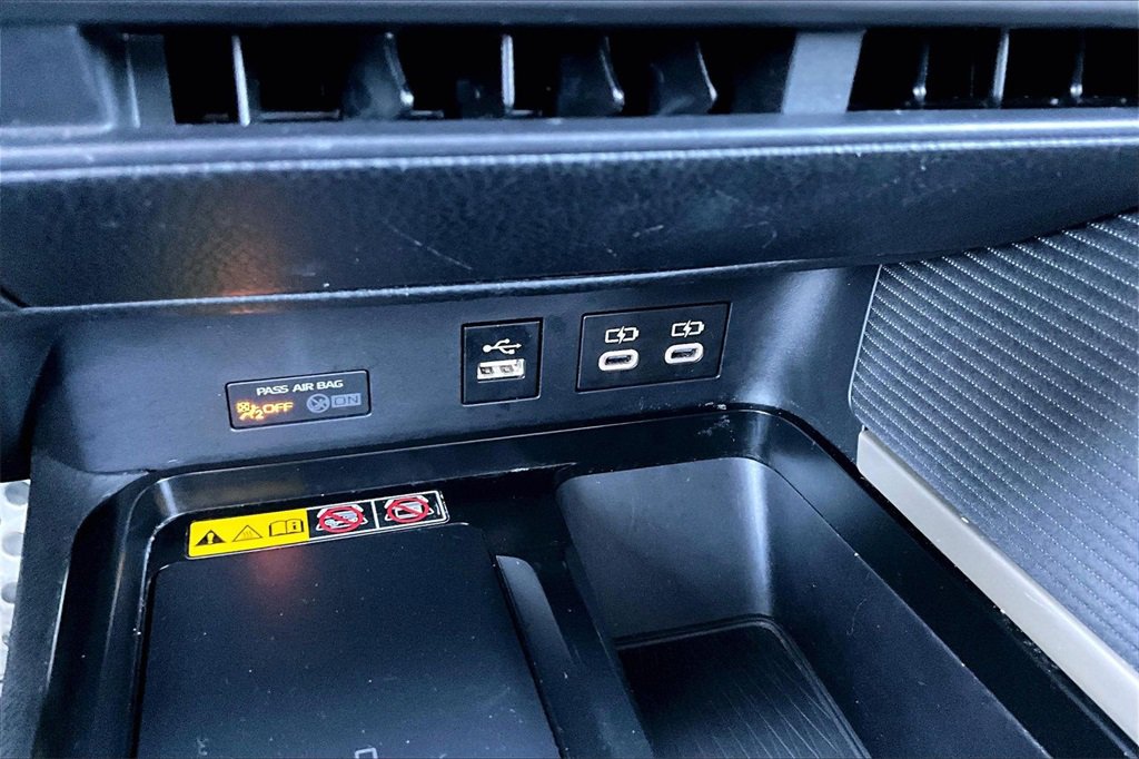 Used 2025 Toyota Camry SE image 31