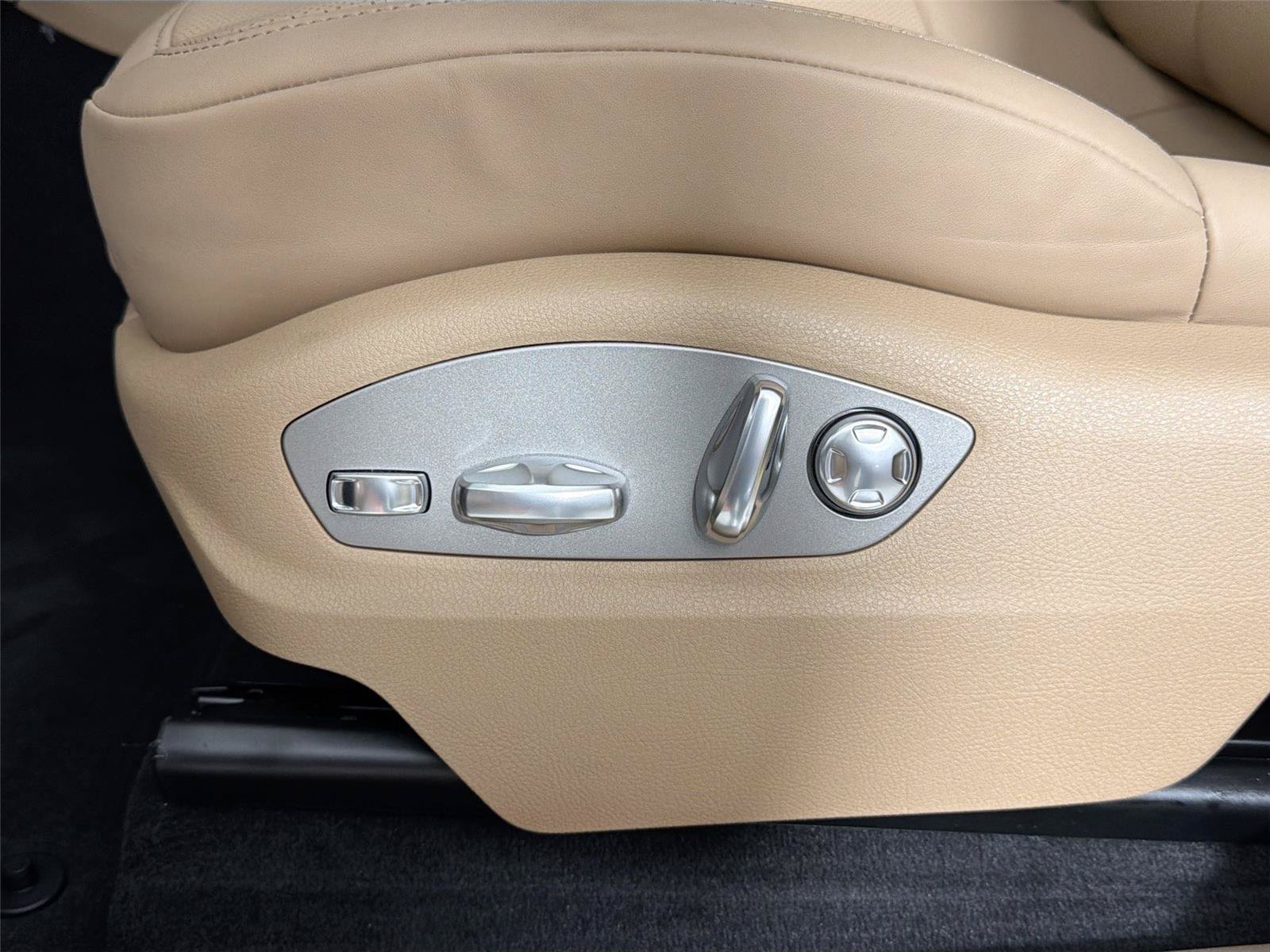 Certified 2026 Porsche Macan Turbo AWD/4WD image 32