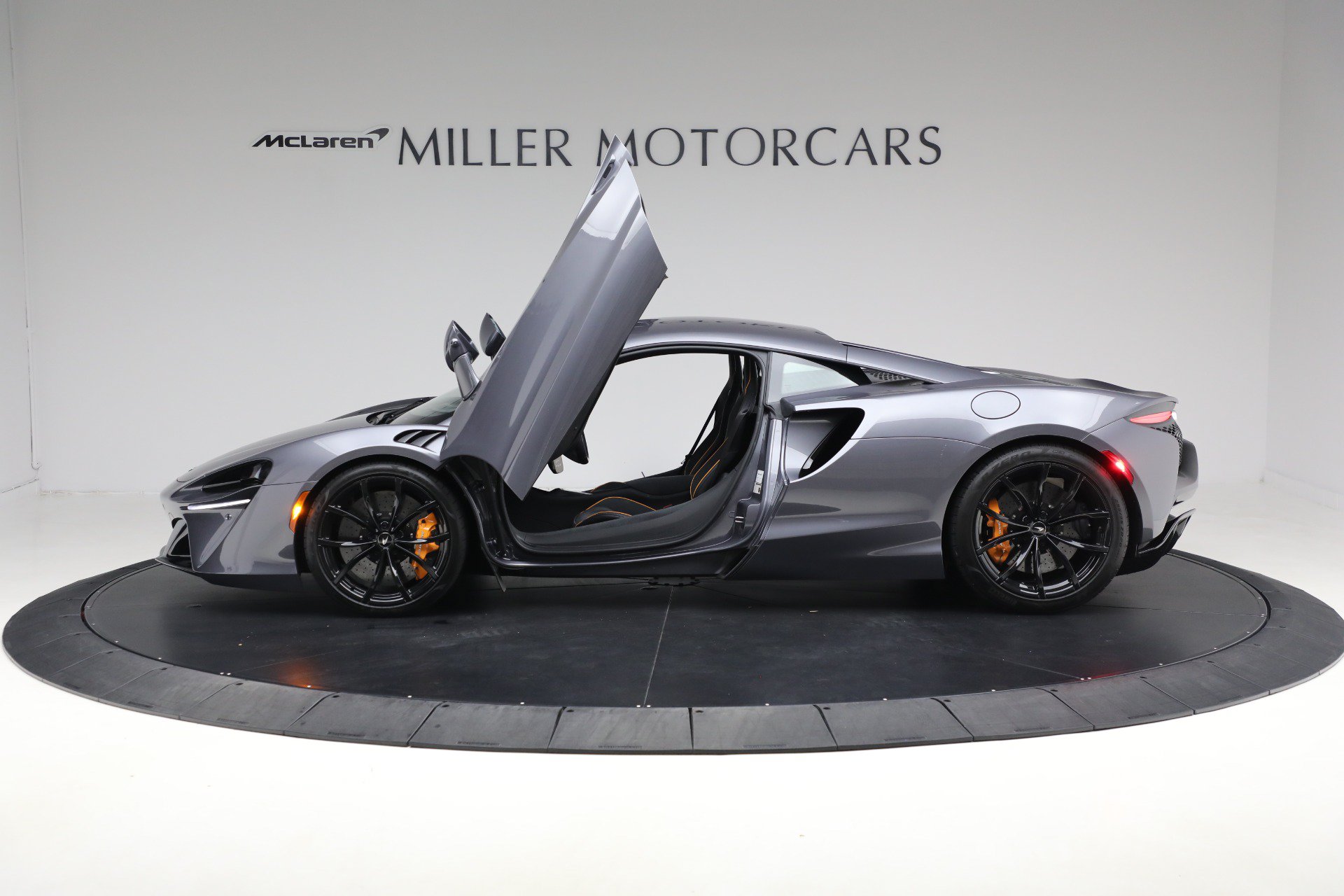 Used 2024 McLaren Artura RWD image 15