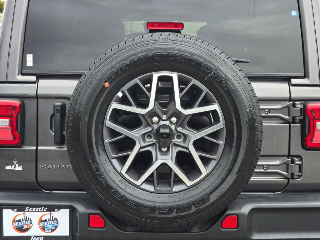Used 2025 Jeep Wrangler Unlimited Sahara AWD/4WD image 14
