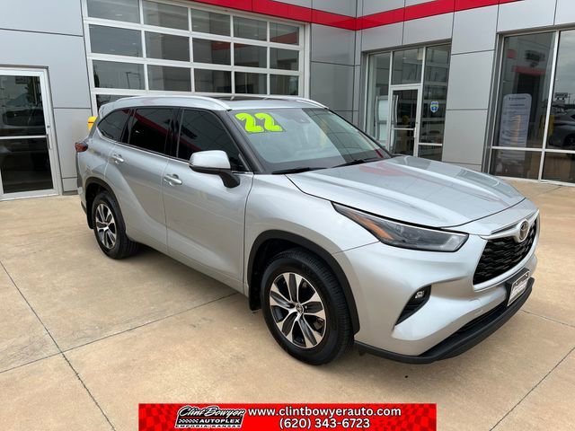 Used 2022 Toyota Highlander XLE AWD/4WD image 8
