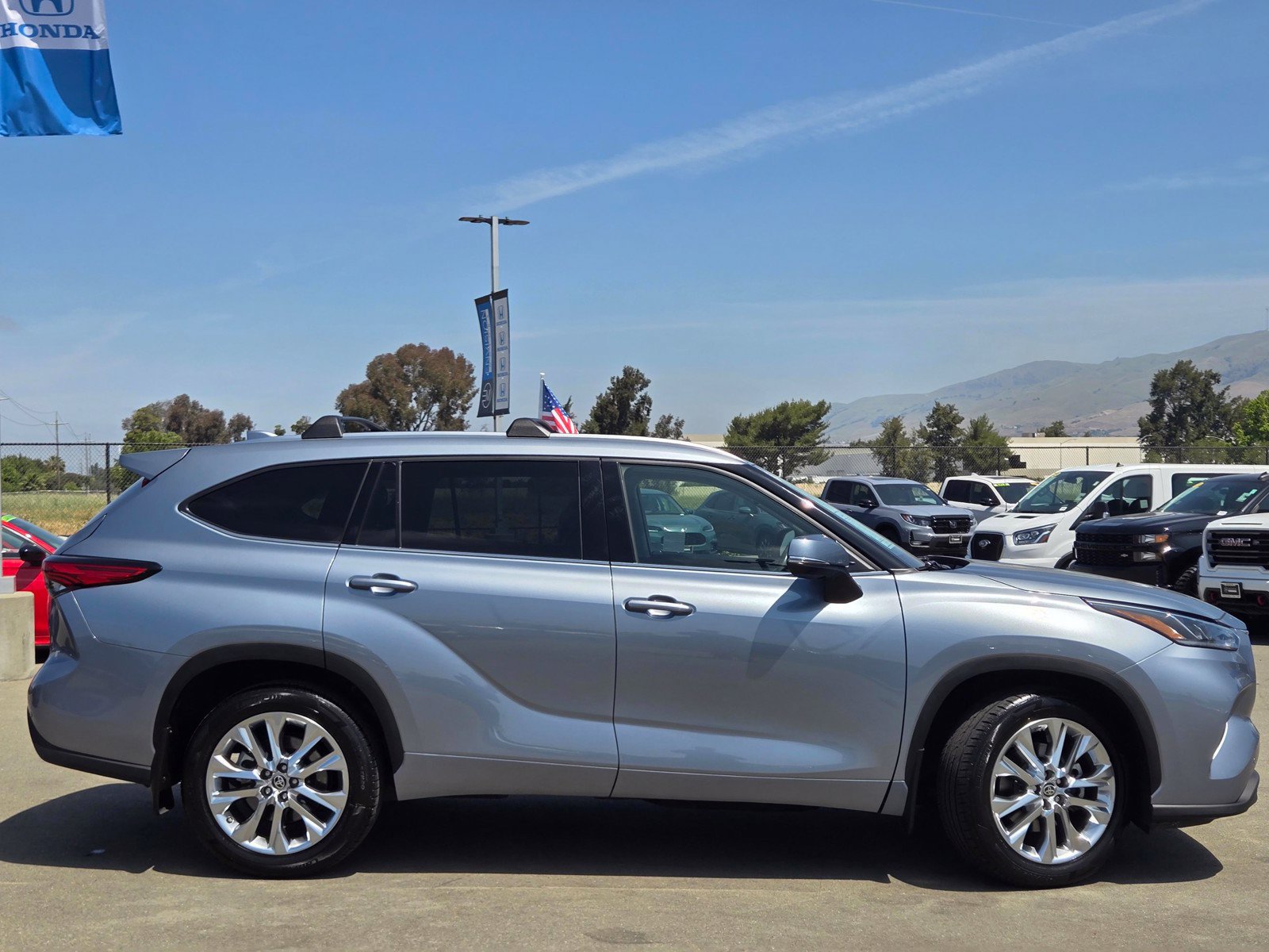 Used 2023 Toyota Highlander Limited FWD image 8