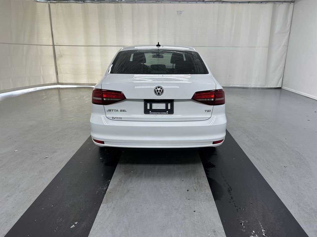 Used 2016 Volkswagen Jetta SEL w/ Lighting Package FWD image 2