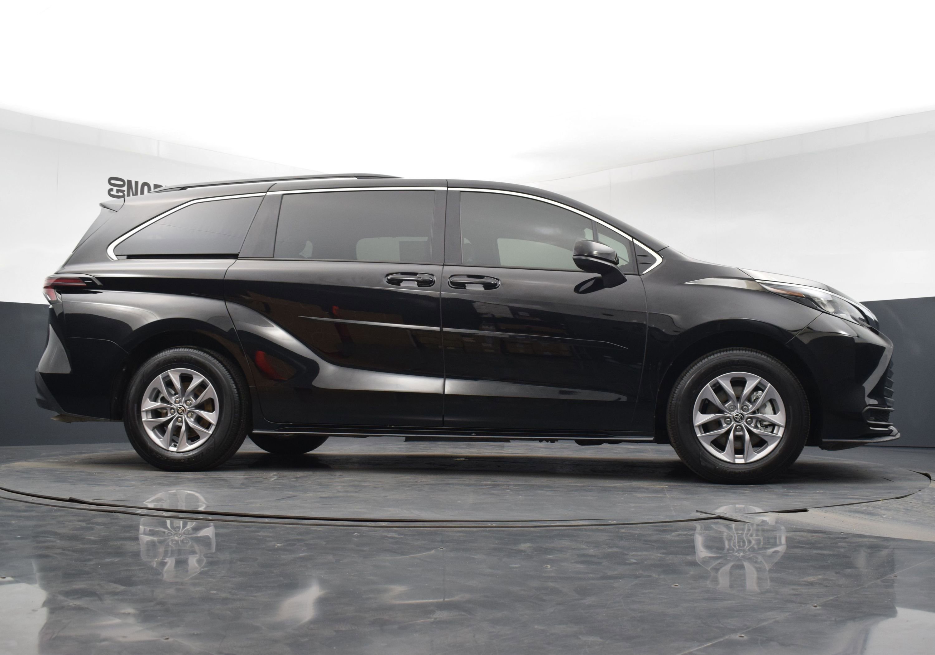 Used 2025 Toyota Sienna LE image 29
