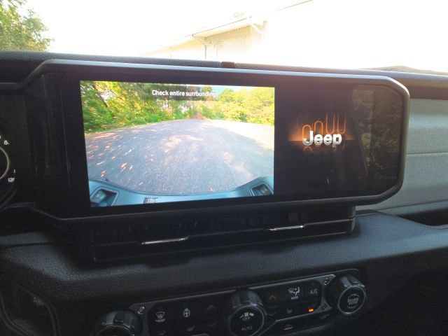 Used 2025 Jeep Gladiator Sport AWD/4WD image 19
