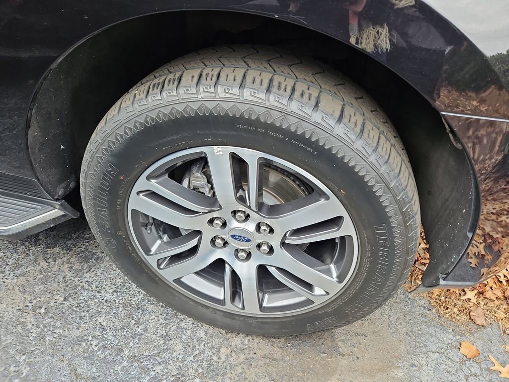 Used 2023 Ford Expedition Limited image 3