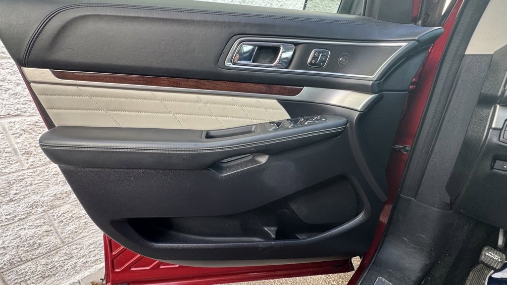 Used 2017 Ford Explorer Platinum image 21