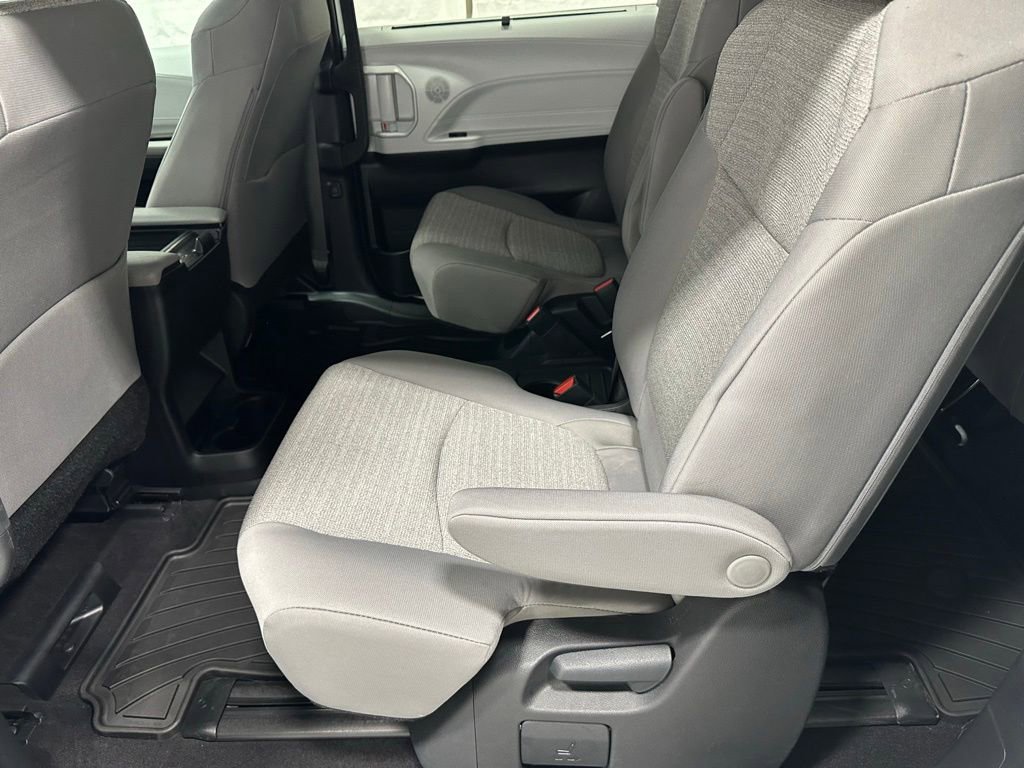 Used 2025 Toyota Sienna LE FWD image 47