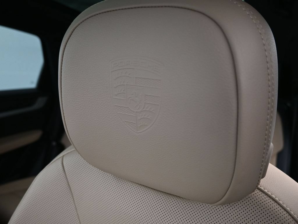 Certified 2025 Porsche Cayenne E-Hybrid w/ Premium Package Plus AWD/4WD image 8