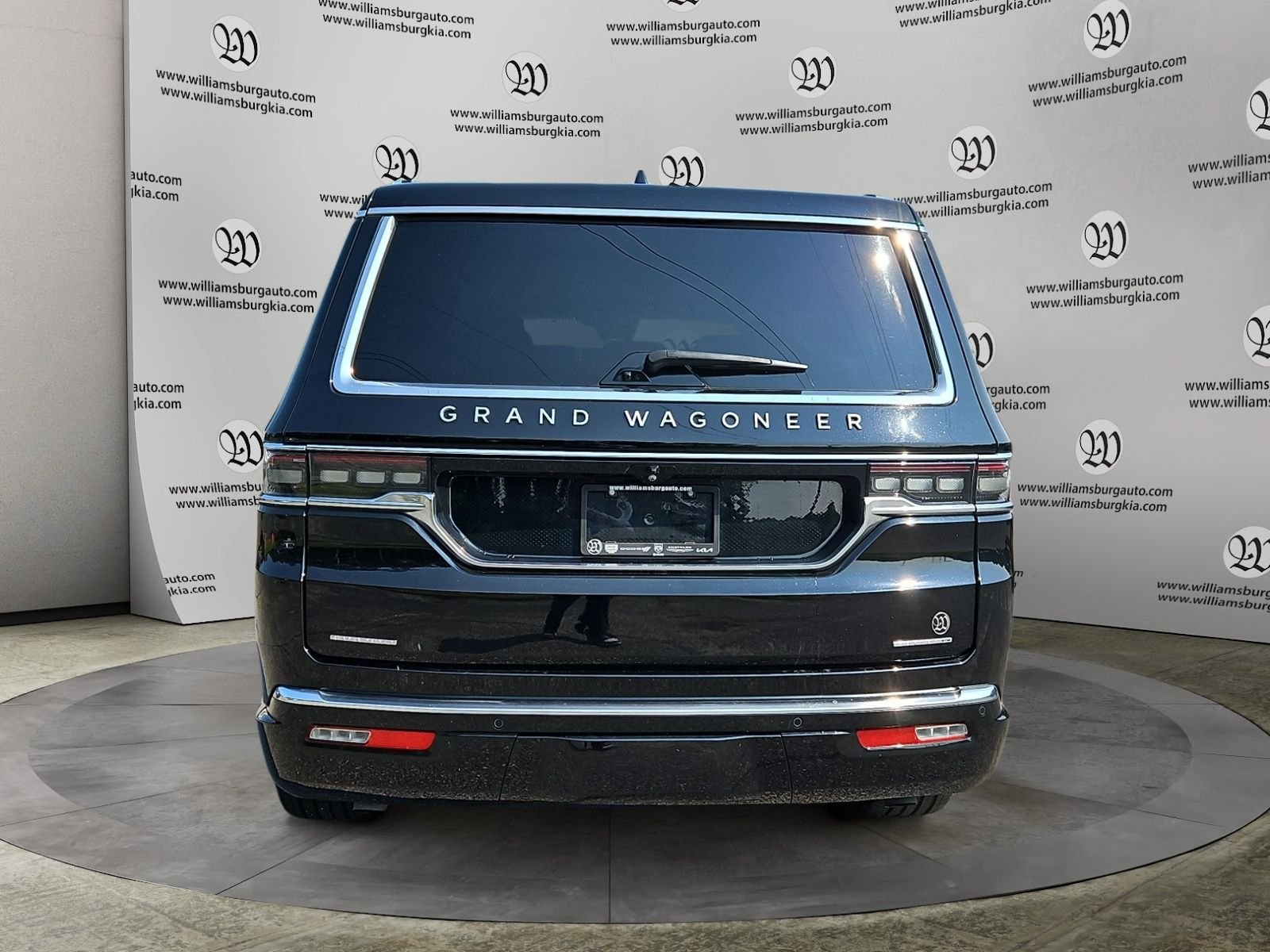 Used 2022 Jeep Grand Wagoneer Series II AWD/4WD image 4