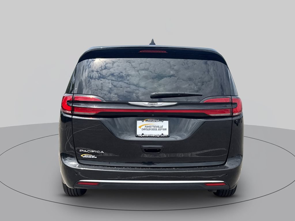 Used 2024 Chrysler Pacifica Touring-L FWD image 4