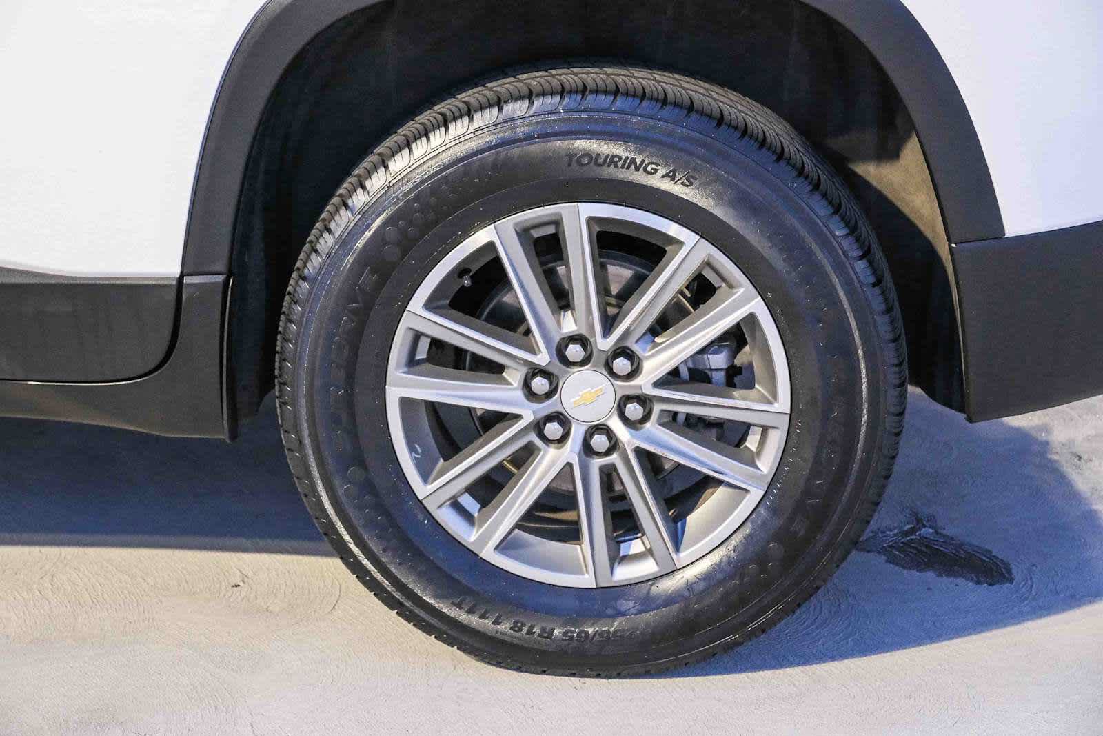 Used 2023 Chevrolet Traverse LT FWD image 9
