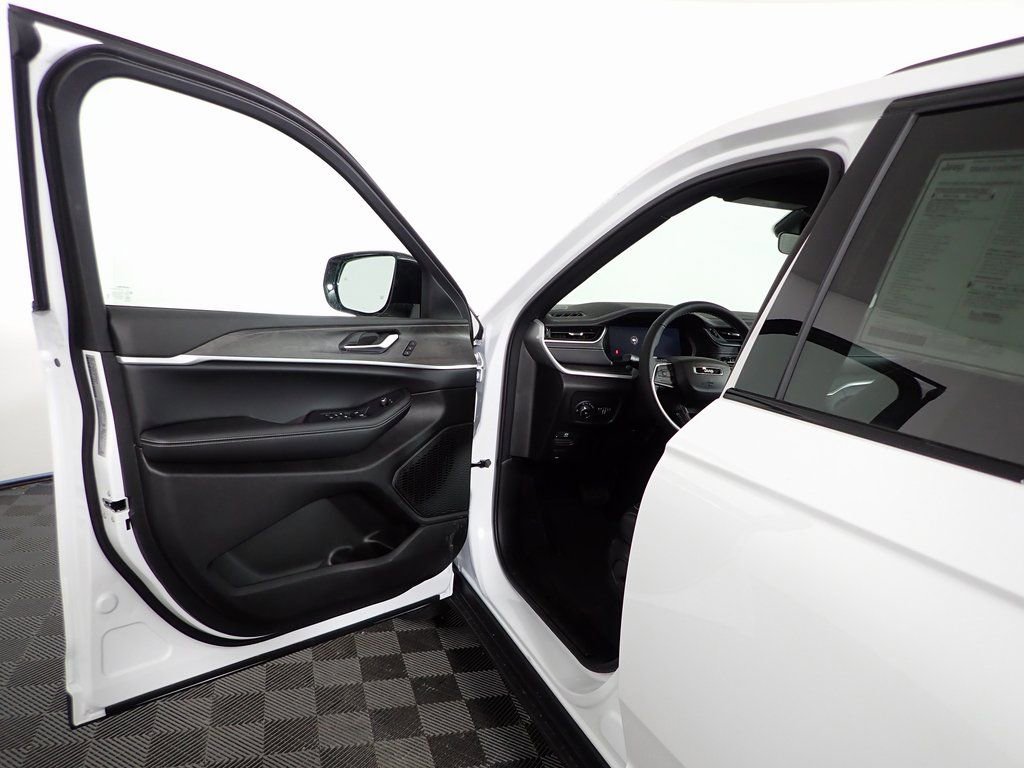 New 2025 Jeep Grand Cherokee Limited w/ Black Appearance Package image 23