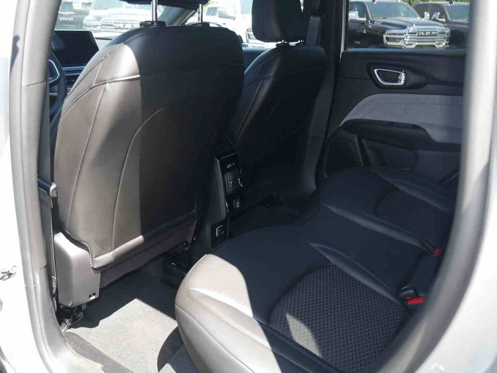 New 2025 Jeep Compass Latitude image 12