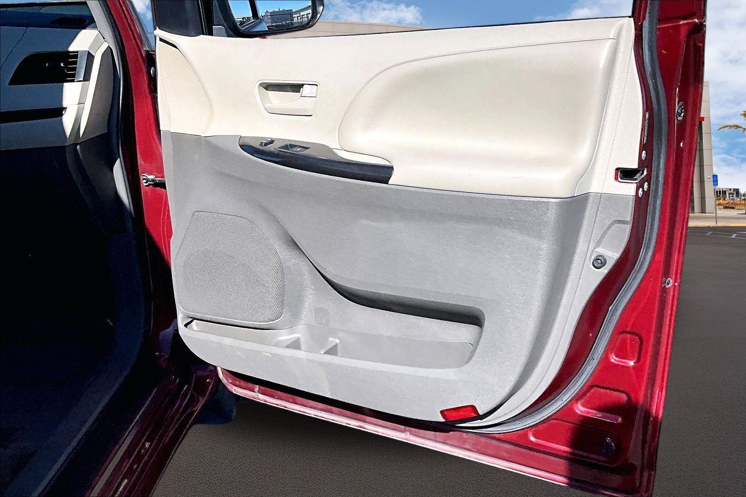 Used 2013 Toyota Sienna LE w/ Towing Pkg image 22