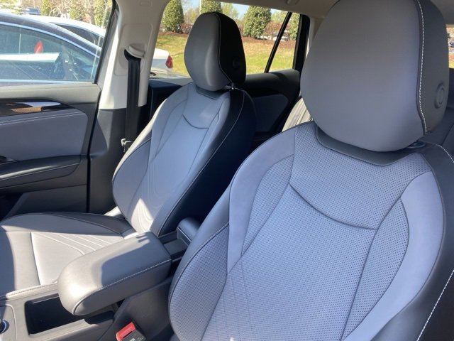 Used 2025 Volkswagen Tiguan SE image 5